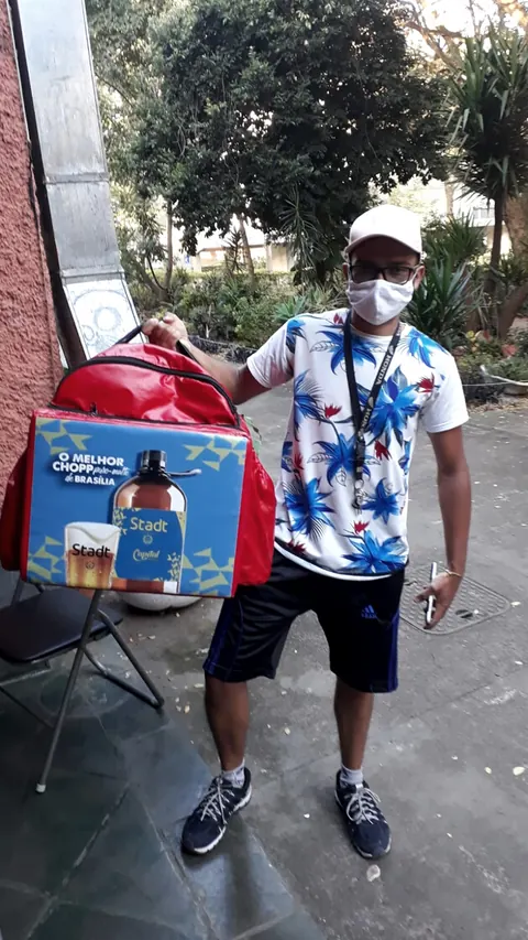 Entregador segurando a bag adesivada da Stadt Bier